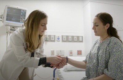 Кодирование Аквилонг в Карпинске Врач держит пациентку за руку